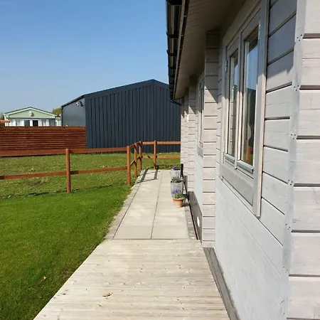 Ruth'S Retreat Shropshire Countryside Lodge With Private Hot Tub & Great Views-3